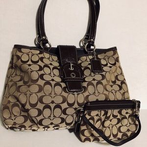 New set! COACH Signature bag W/Matching Wristlet